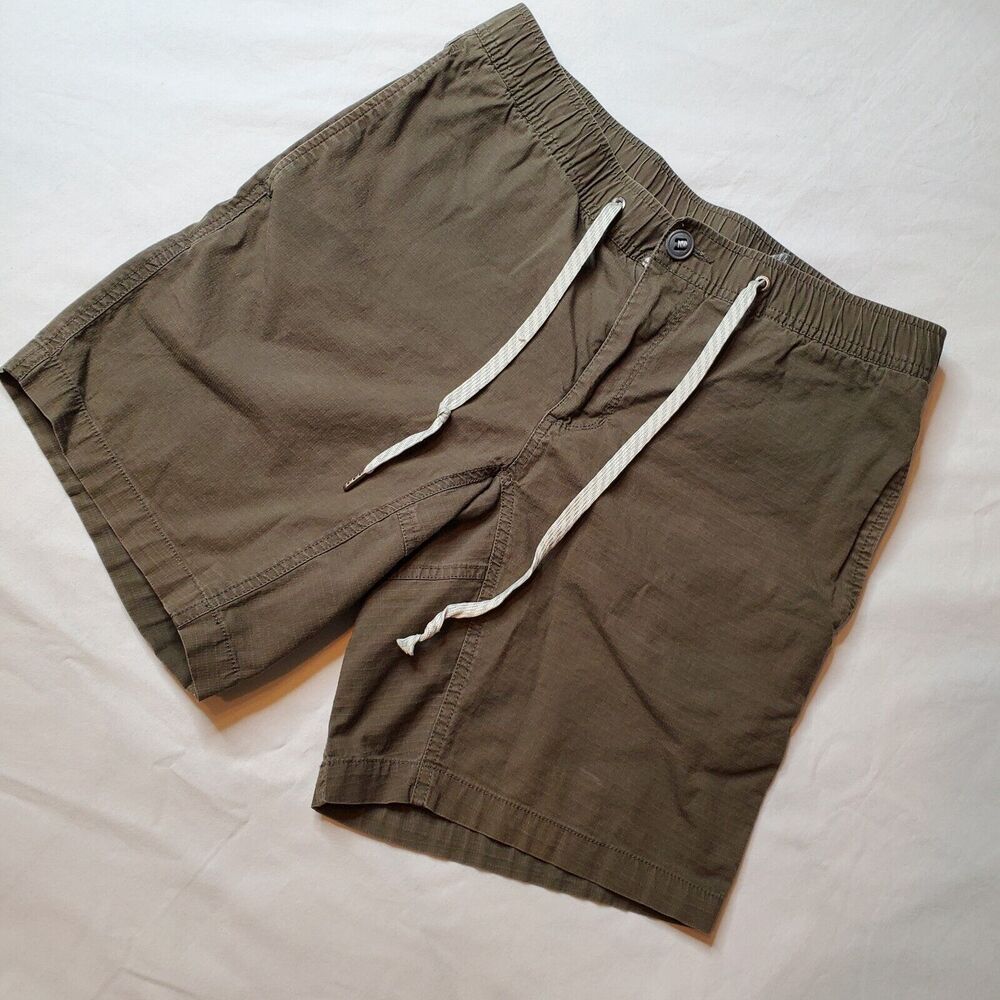 Vuori Men's Flat Front Drawstring Shorts in Olive